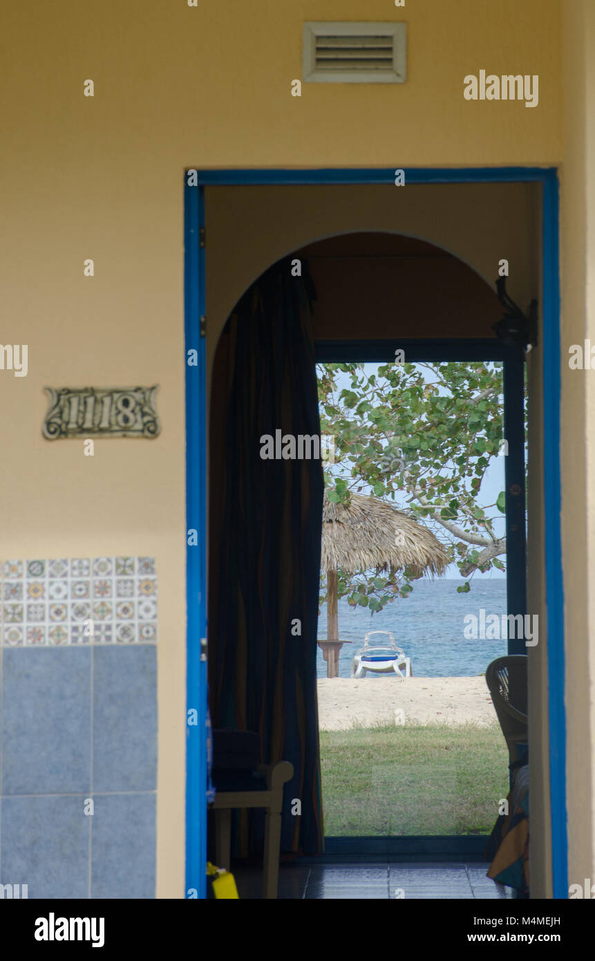 Jibacoa Cuba - 30 Gennaio 2018: vista attraverso il Seaside Hotel stanza a Ocean Foto Stock