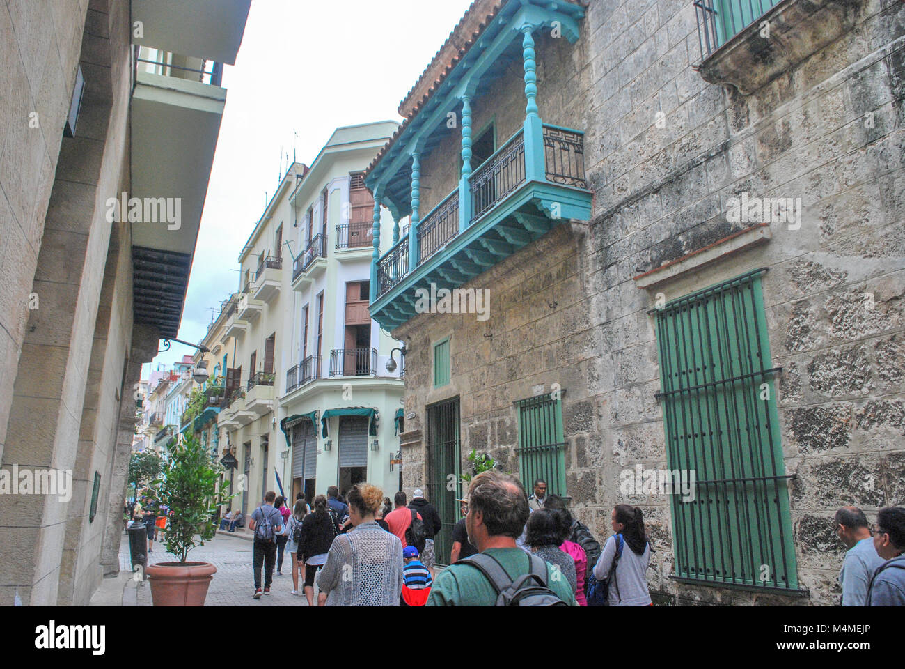 Havana Cuba - 26 Gennaio 2018: i turisti a piedi attraverso l'Avana Foto Stock