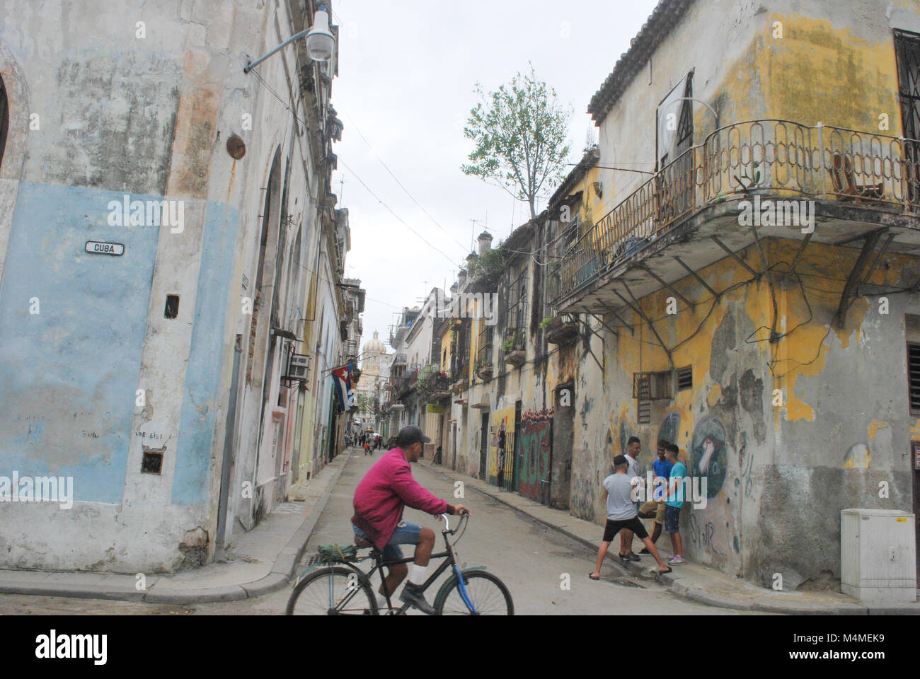 Havana Cuba - 26 Gennaio 2018: Città Vecchia Havana guardando giù in strada laterale con uomo ciclo di equitazione in primo piano Foto Stock