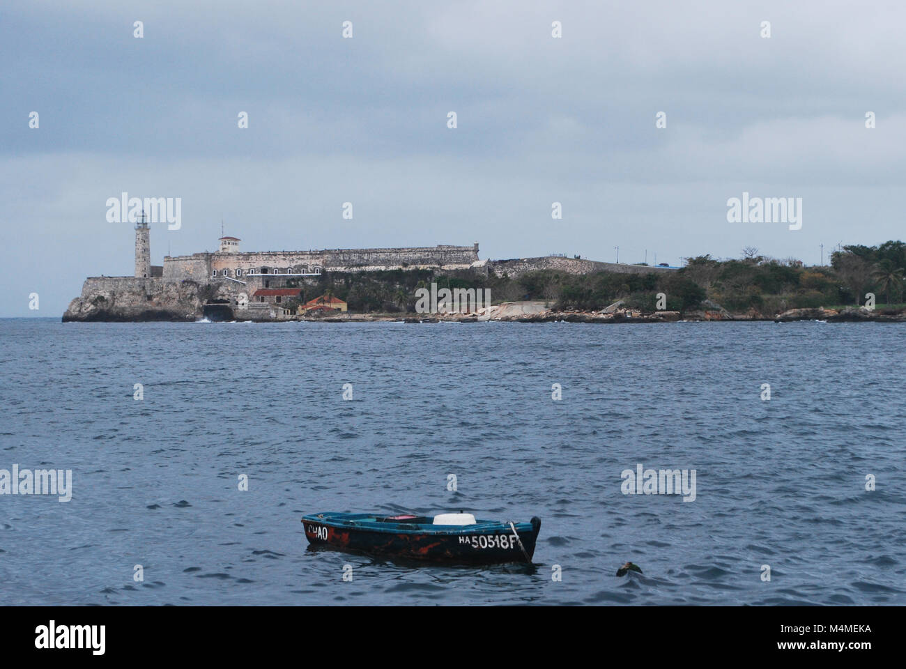 Havana Cuba - 26 Gennaio 2018: Havana Harbour con barca in primo piano Foto Stock