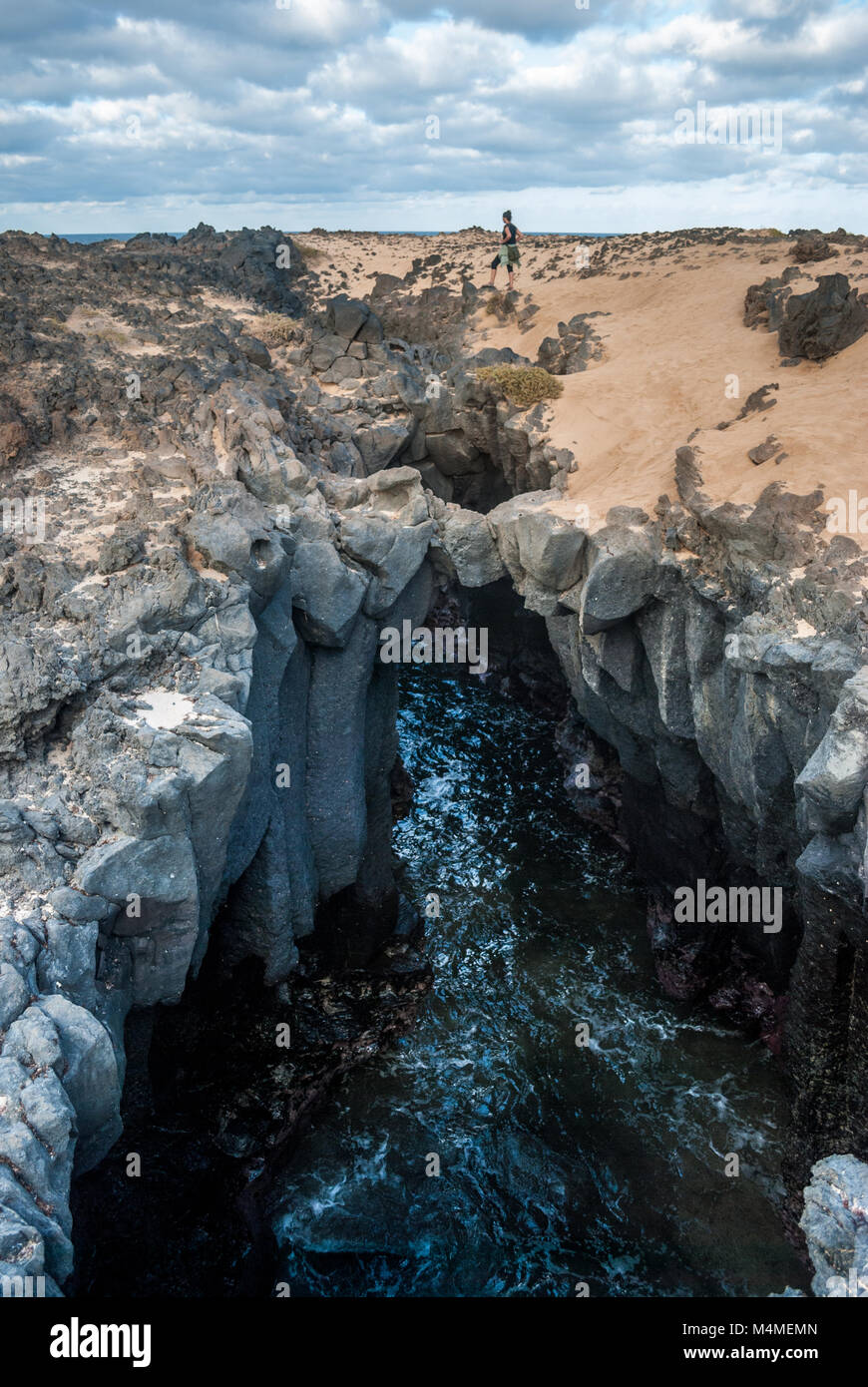 Los Arcos presso la Graciosa Island, donna sullo sfondo, Isole Canarie, Spagna Foto Stock