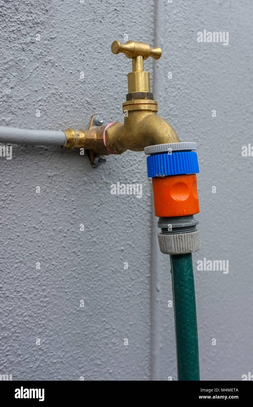 Rubinetto di acqua con il collegamento del tubo flessibile acqua Foto stock  - Alamy