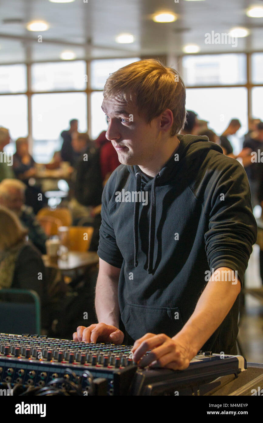 I tecnici di registrazione al banco di miscelazione durante il concerto Foto Stock