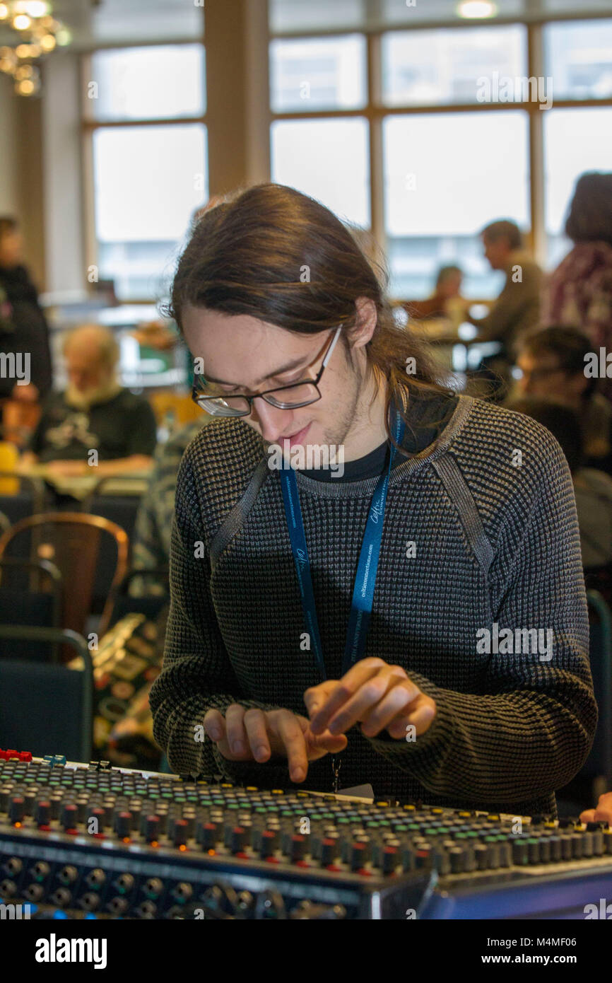 I tecnici di registrazione al banco di miscelazione durante il concerto Foto Stock