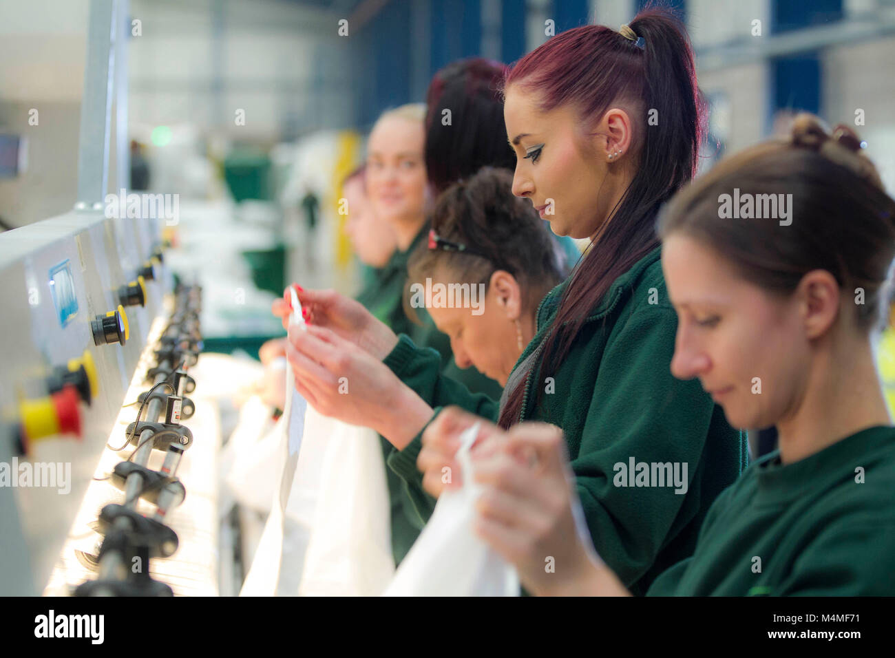 Gli operai che lavorano in lavanderia industriale Foto Stock