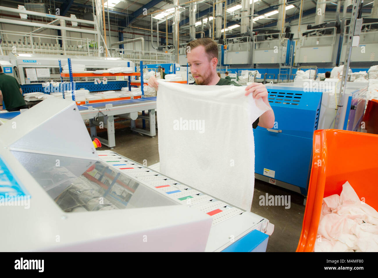 Gli operai che lavorano in lavanderia industriale Foto Stock