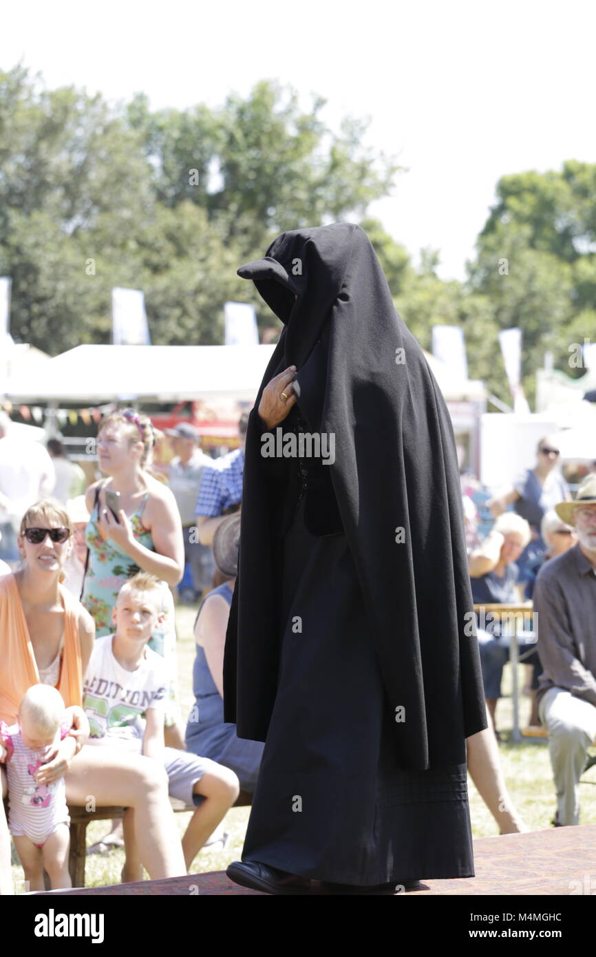 Funerale vestiti indossati dalle donne nei vecchi giorni in Wieringen. I  vestiti coperto tutto il corpo e il viso Foto stock - Alamy