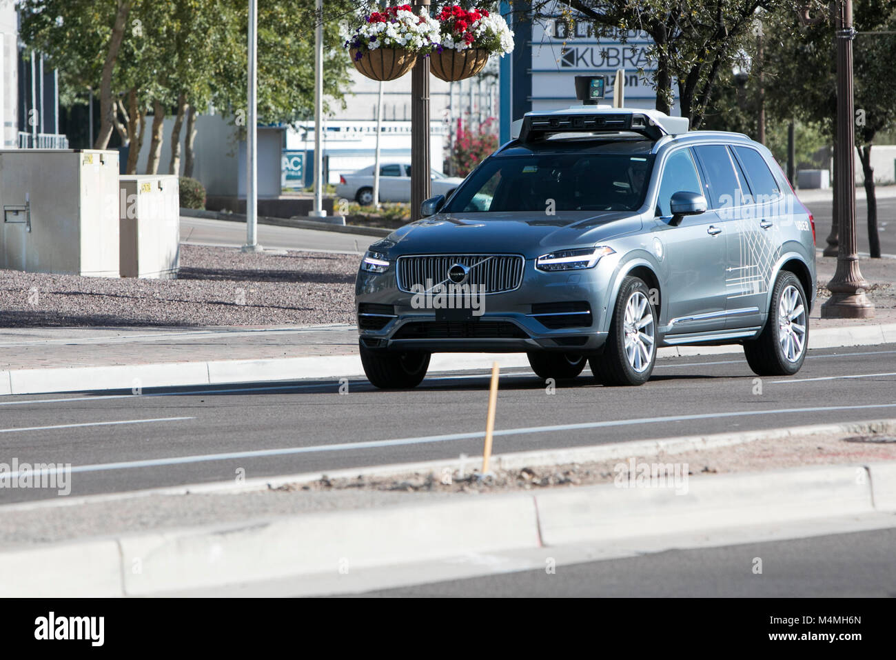 Un Uber self-guida veicolo autonomo visto la guida a Tempe, Arizona il 3 febbraio 2018. Foto Stock