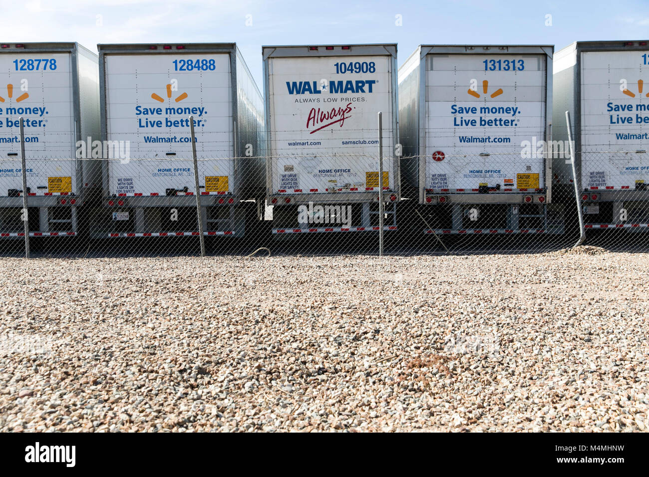 Walmart Inc., logo su una fila di semi-rimorchi dei camion in Phoenix, Arizona, il 4 febbraio 2018. Foto Stock