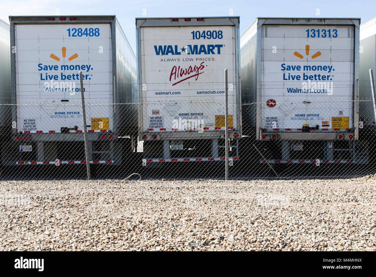 Walmart Inc., logo su una fila di semi-rimorchi dei camion in Phoenix, Arizona, il 4 febbraio 2018. Foto Stock