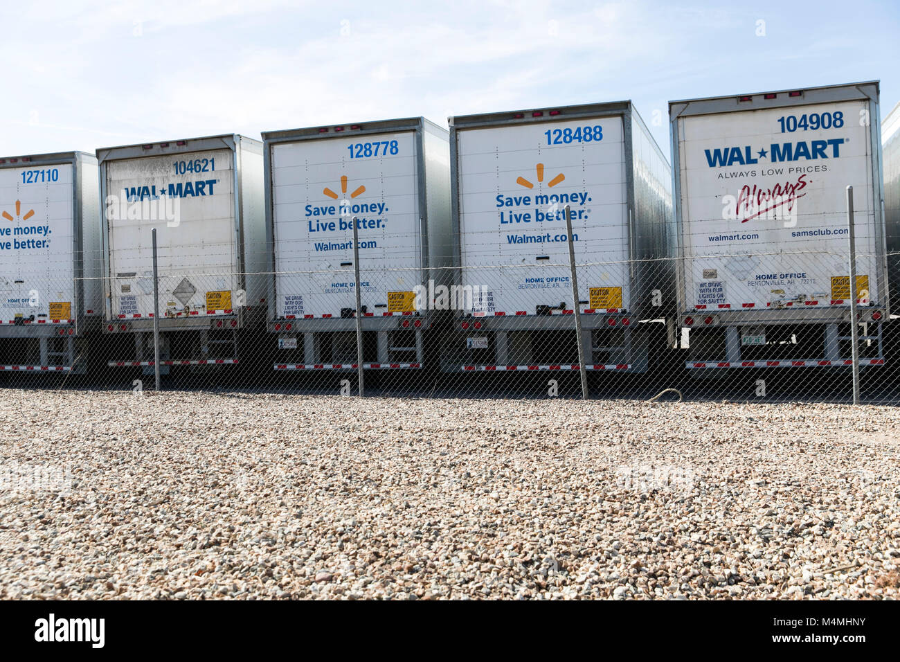 Walmart Inc., logo su una fila di semi-rimorchi dei camion in Phoenix, Arizona, il 4 febbraio 2018. Foto Stock