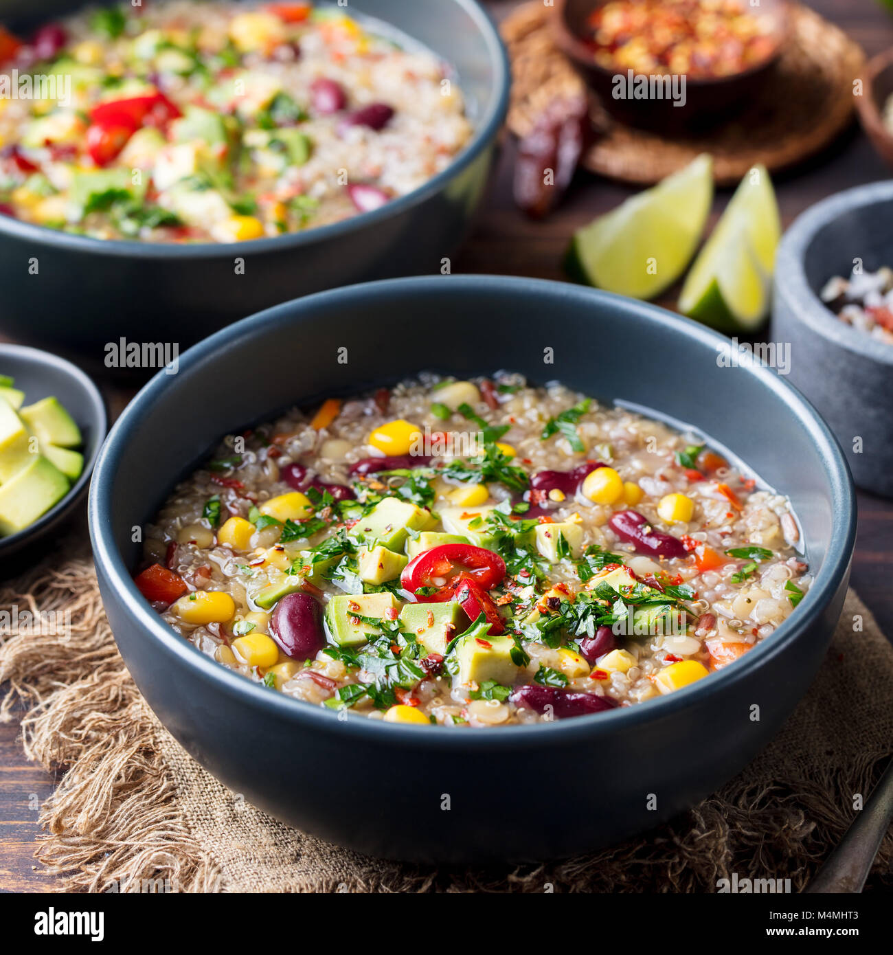 Quinoa vegetale zuppa, stufato con avocado, mais, fagioli. Sud Americana tradizionale piatto Foto Stock