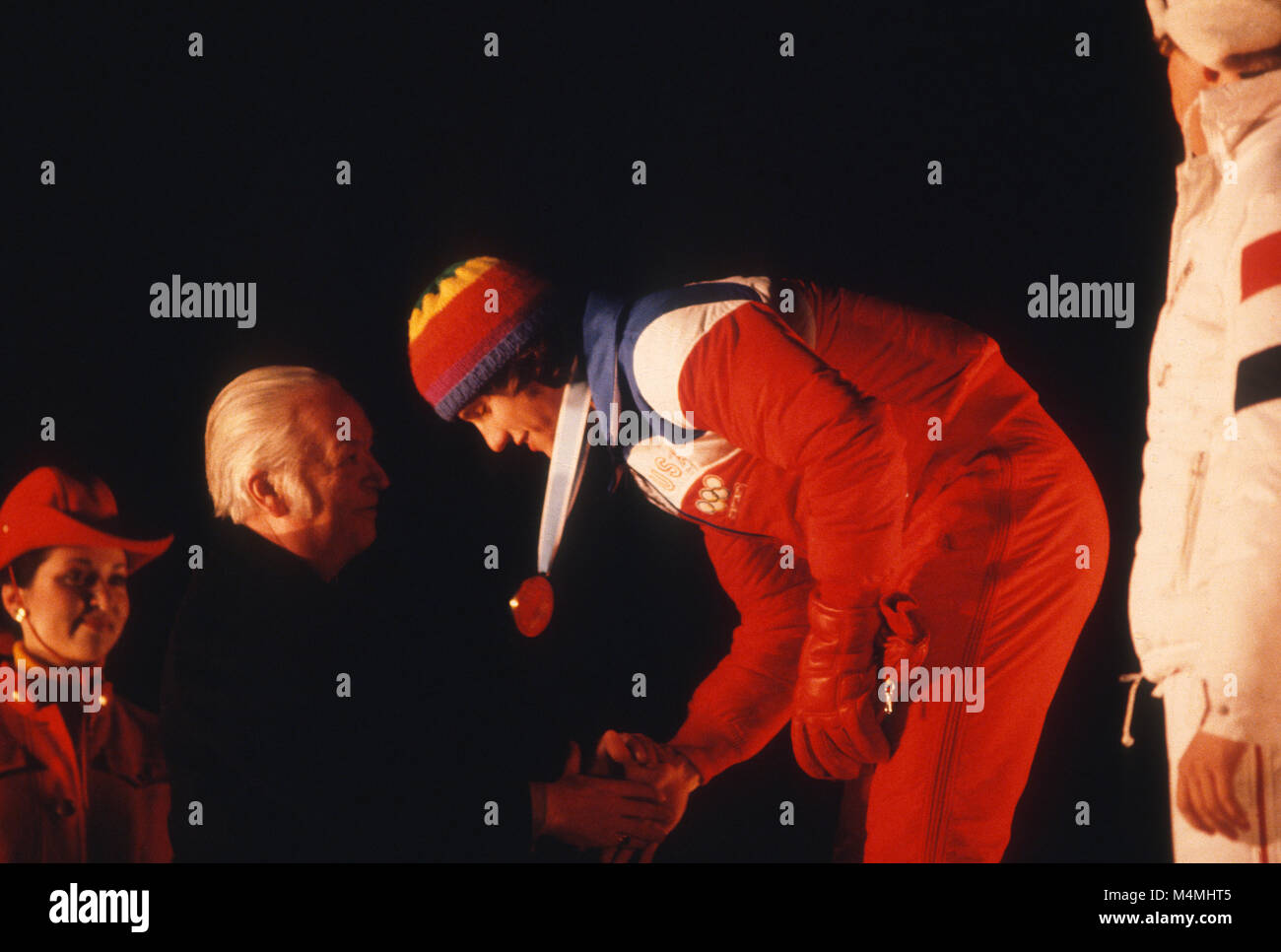 Eric Heiden la ricezione di uno dei suoi cinque medaglie d'oro in speedskating dall allora Presidente del CIO, Signore Killanin al 1980 Olimpiadi invernali di Lake Placid Foto Stock