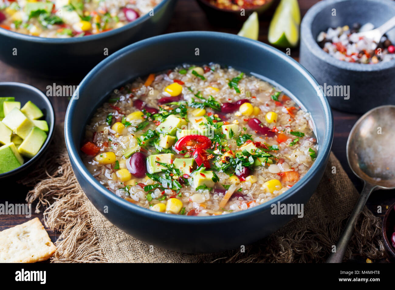 Quinoa vegetale zuppa, stufato con avocado, mais, fagioli. Sud Americana tradizionale piatto Foto Stock