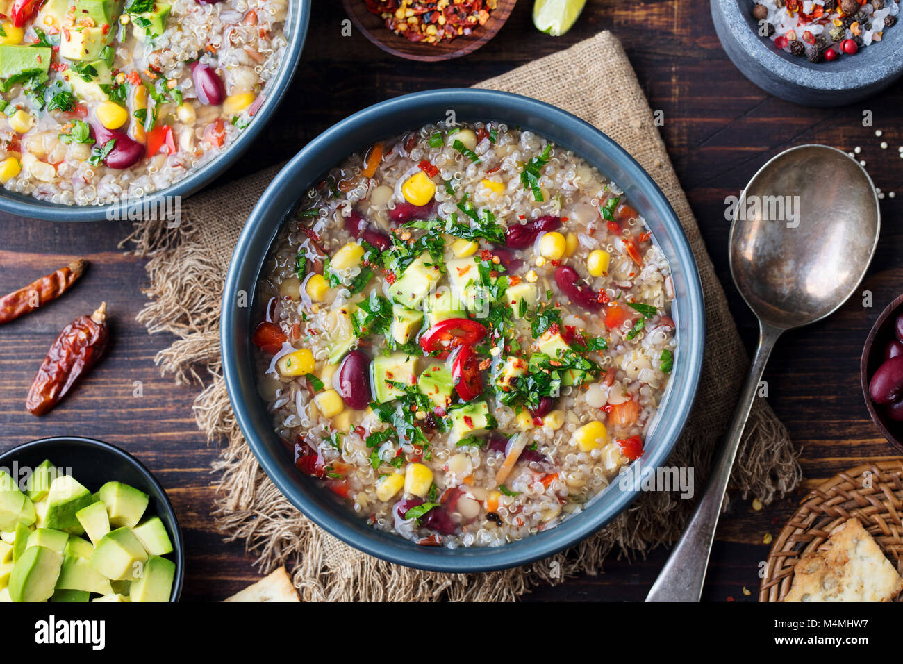 Quinoa vegetale zuppa, stufato con avocado, mais, fagioli. Sud Americana tradizionale piatto. Vista superiore Foto Stock