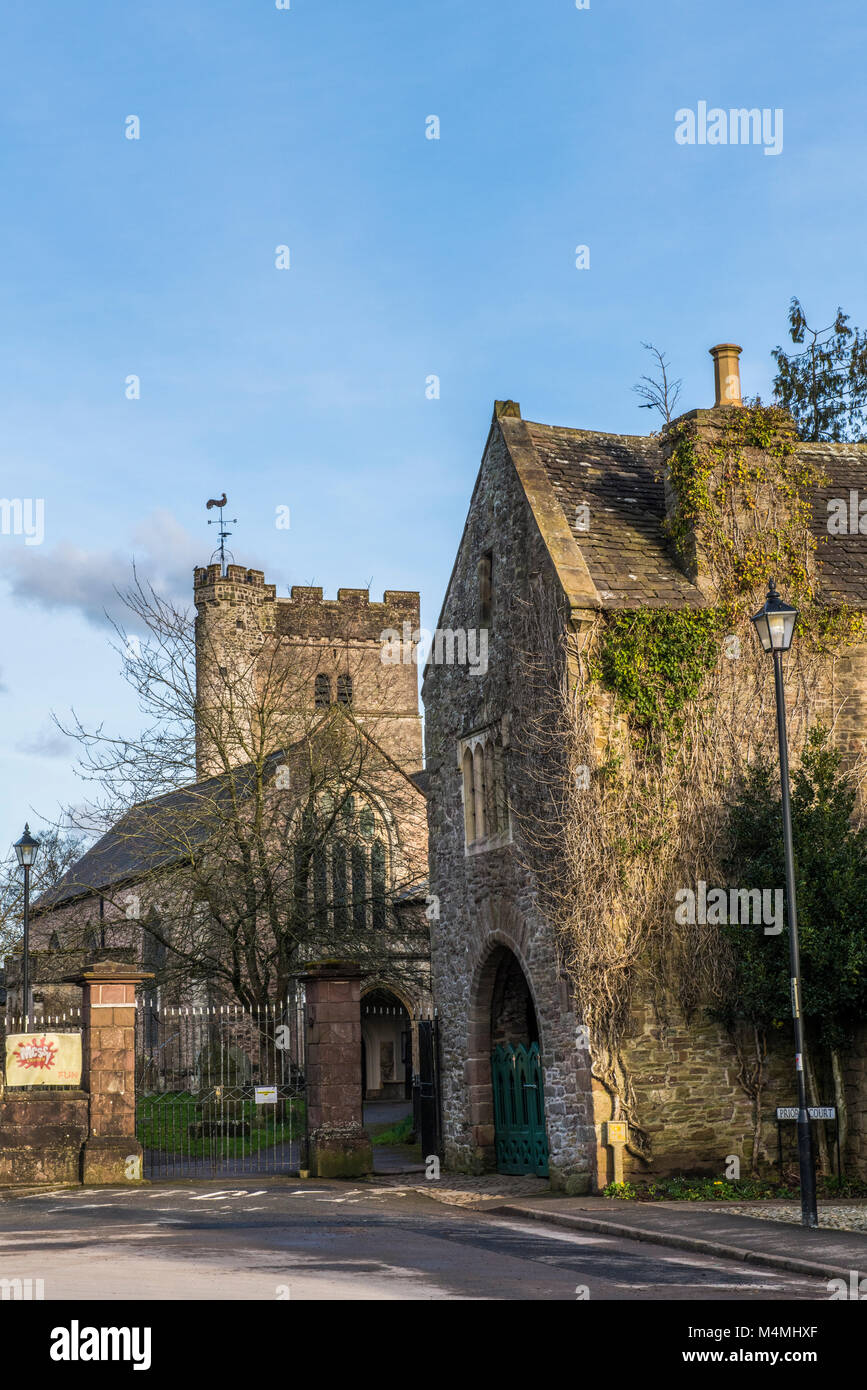 St Marys Priory Chiesa Usk e The Gatehouse Monmouthshire Foto Stock