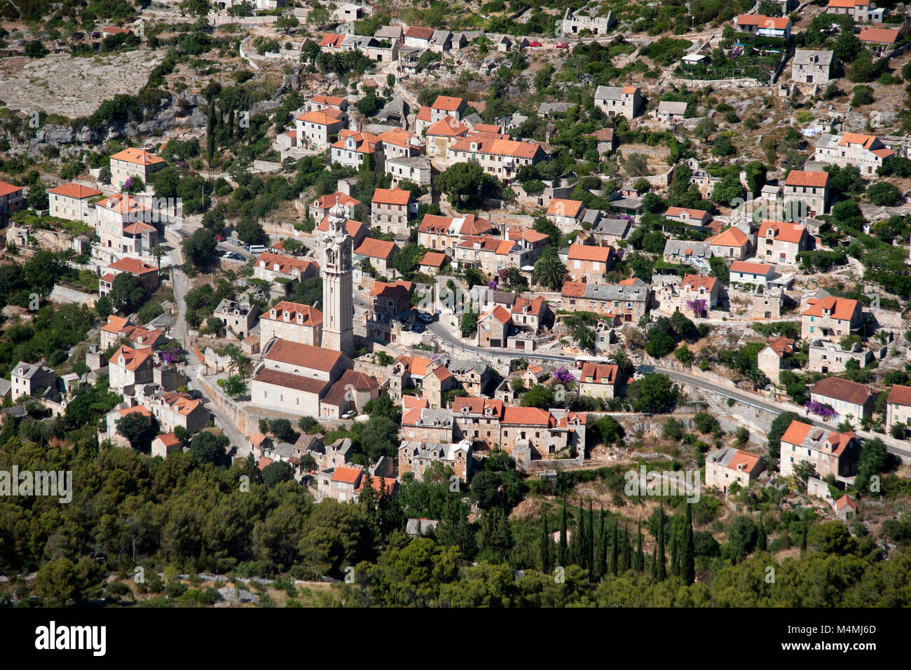 Chiesa di San Giovanni e Paolo con la famosa torre campanaria, opera dello scultore Ivan Rendic in Lozisca sull isola di Brac in Croazia Foto Stock