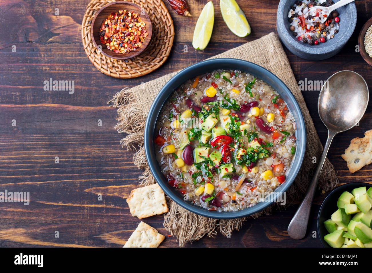 Quinoa vegetale zuppa, stufato con avocado, mais, fagioli. Sud Americana tradizionale piatto. Vista superiore Foto Stock
