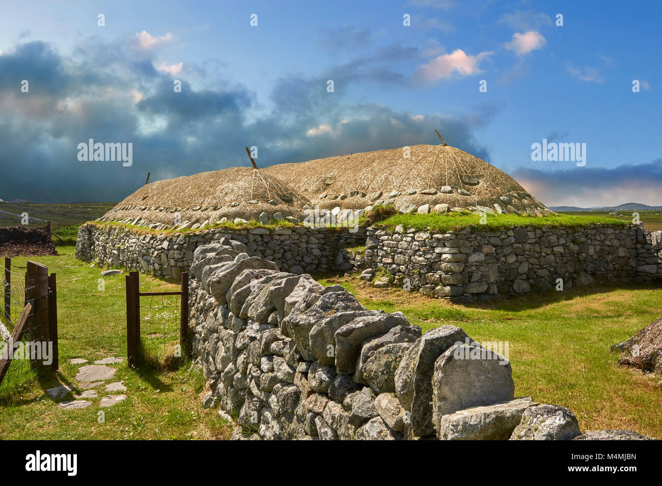 Foto & Immagine dell'esterno con pareti in pietra e tetto di paglia della storica Blackhouse, 24 Arnol, Bragar, isola di Lewis, Scozia. Foto Stock