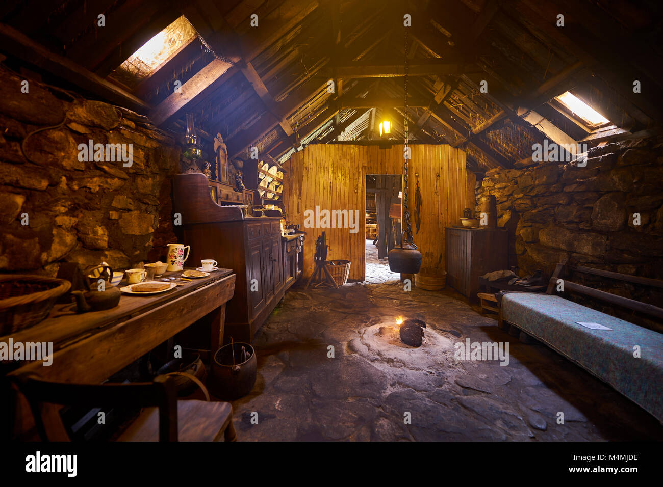 Gli interni originali della zona cucina con paet fuoco nel Blackhouse, 24 Arnol, Bragar, isola di Lewis, Scozia. Foto Stock