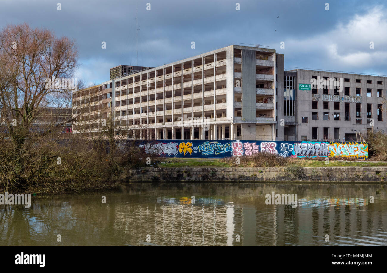 Abbandonata ex Royal Mail ufficio di smistamento da Floating Harbour al Temple Meads Bristol è un obbrobrio visto dai visitatori che arrivano in treno Foto Stock