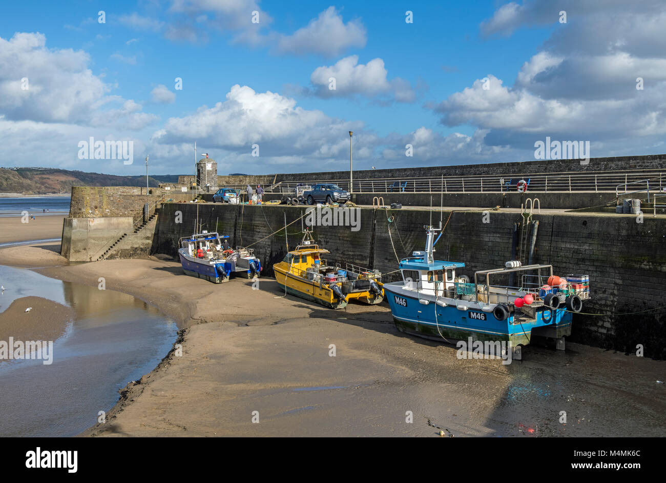 Saundersfoot Harbour e barche da pesca sul bech in South Pembrokeshire nel Galles con la marea out Foto Stock