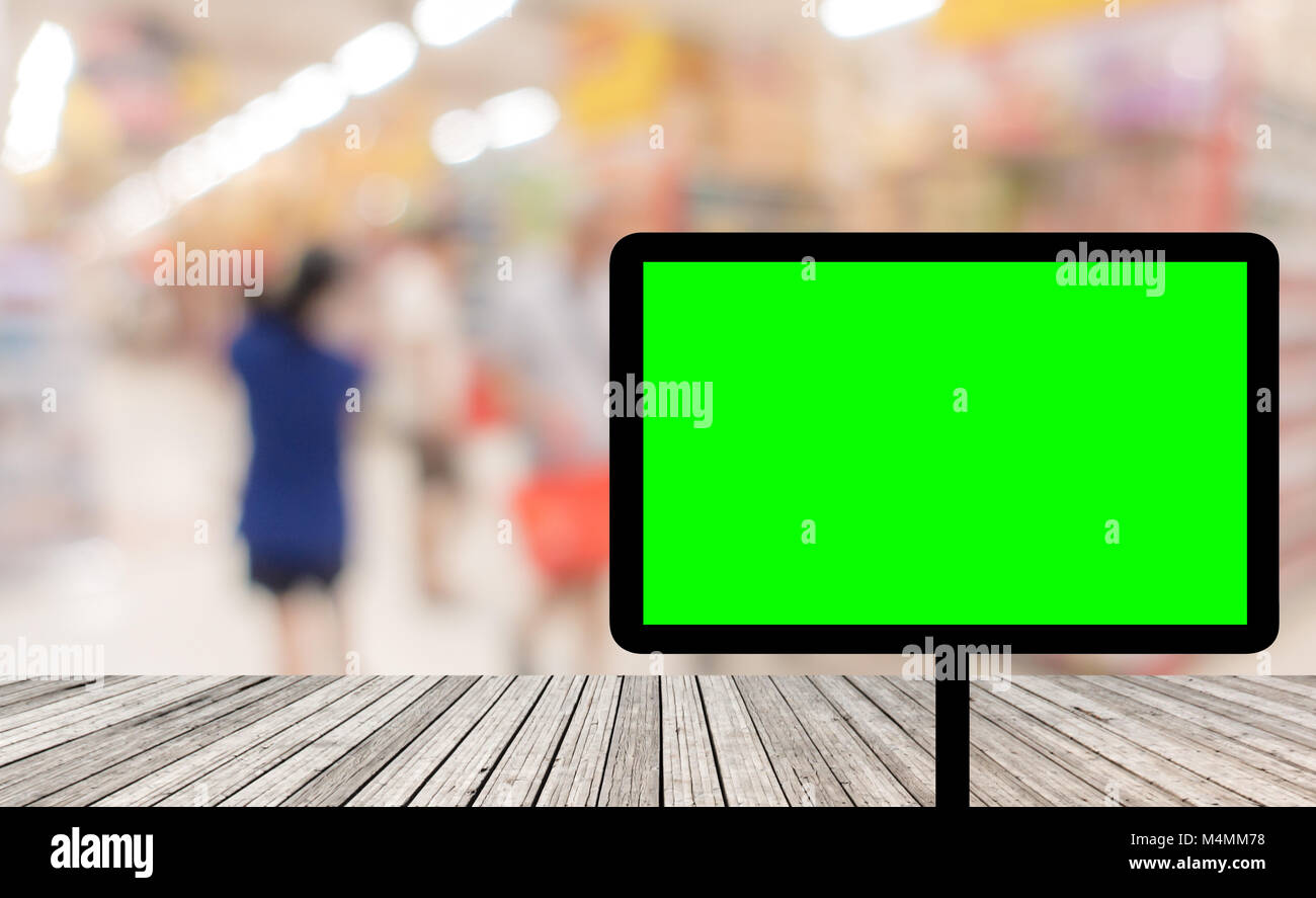 Abstrast sfondo sfocato : supermercato IPERCOOP con monitor digitali Foto Stock