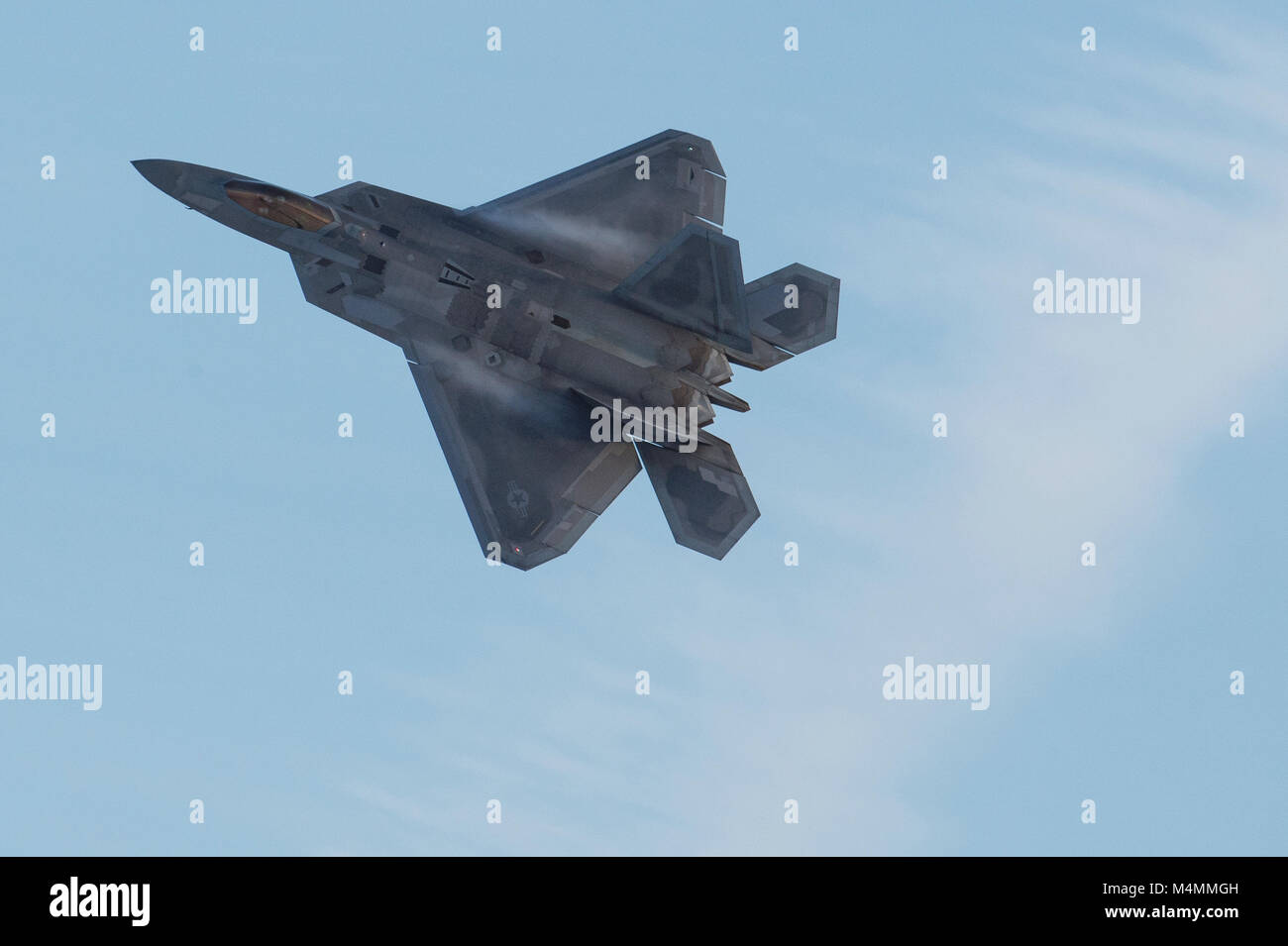 Una forza aerea F-22 Raptor assegnato alla terza ala vola su base comune Elmendorf-Richardson, Alaska, Feb 13, 2018. La F-22 Raptor è la U.S. Air Force premium di quinta generazione fighter asset. (U.S. Air Force foto di Alejandro Peña) Foto Stock