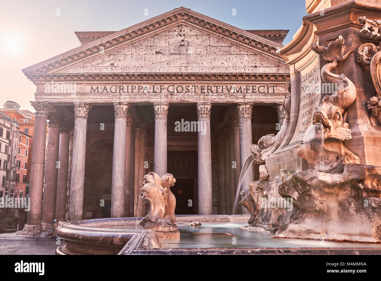 Roma, close-up della fontana nella piazza della Rotonda, Pantheon in background Foto Stock