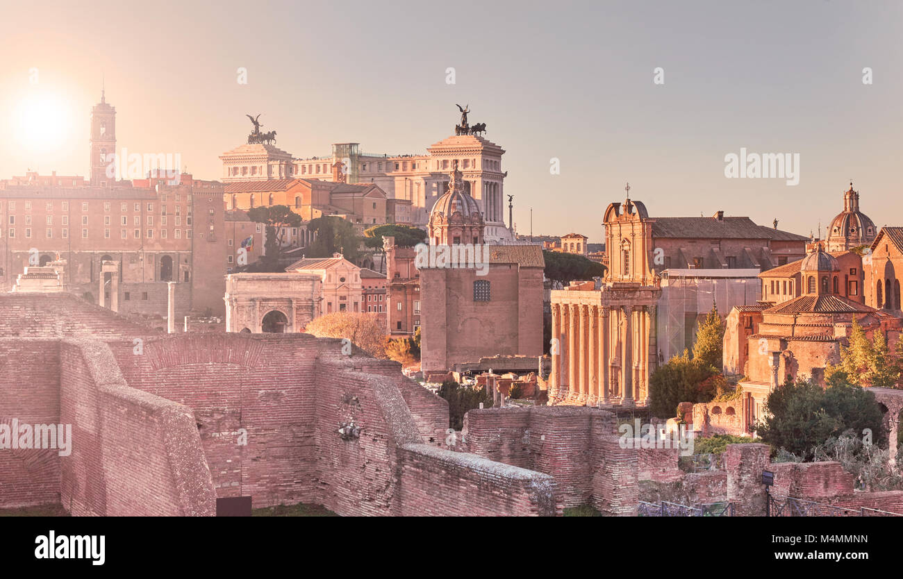 Roma, skyline, vista da fori imperiali, Altare della Patria, chiese, Fori Imperiali al tramonto. Foto Stock