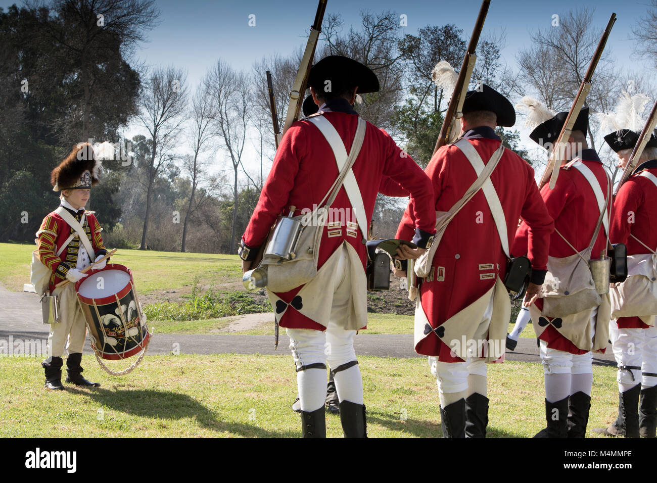British redcoat soldati durante una rievocazione storica della rivoluzione americana in 'Huntington central park' Huntington Beach California USA Foto Stock