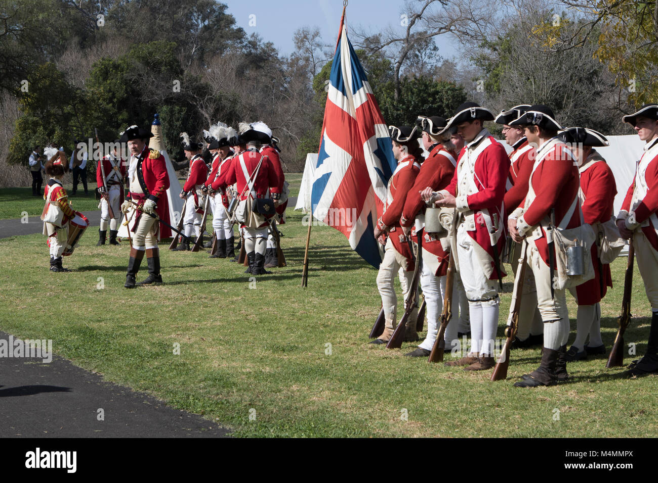 British redcoat soldati durante una rievocazione storica della rivoluzione americana in 'Huntington central park' Huntington Beach California USA Foto Stock