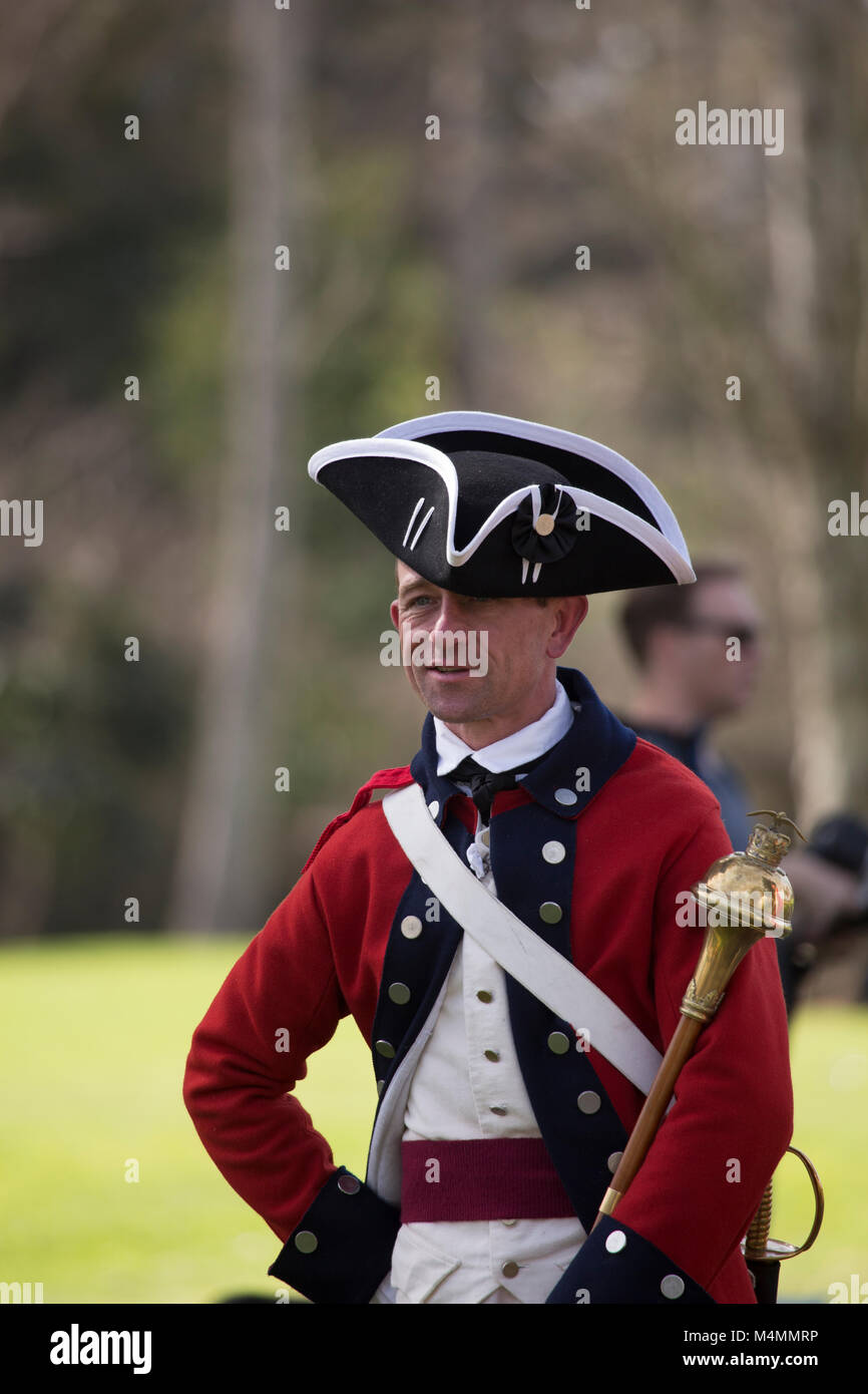 British redcoat soldato durante una rievocazione storica della rivoluzione americana in 'Huntington central park' Huntington Beach California USA Foto Stock