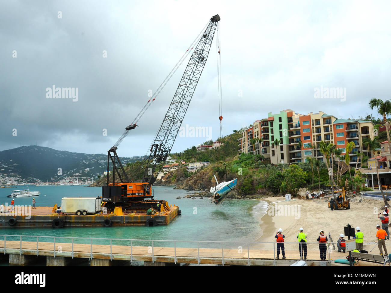 Coast Guard i membri di sorvegliare le operazioni di risolvere Marine Group, una risposta contratta company, come essi sollevare una nave spostato dai recenti uragani dal litorale di Frenchman's Cove, san Tommaso, USVI, come parte del supporto di emergenza funzione 10 Risposta, febbraio 02, 2018. La costa di protezione viene qui a sostegno dell'U.S. Isole Vergini dipartimento di pianificazione e delle risorse naturali per ridurre l'inquinamento e rimuovere le navi spostato dagli uragani di Irma e Maria come parte del supporto di emergenza funzione 10 operazioni. Coast Guard foto di Sottufficiali di prima classe Gina Ruoti Foto Stock