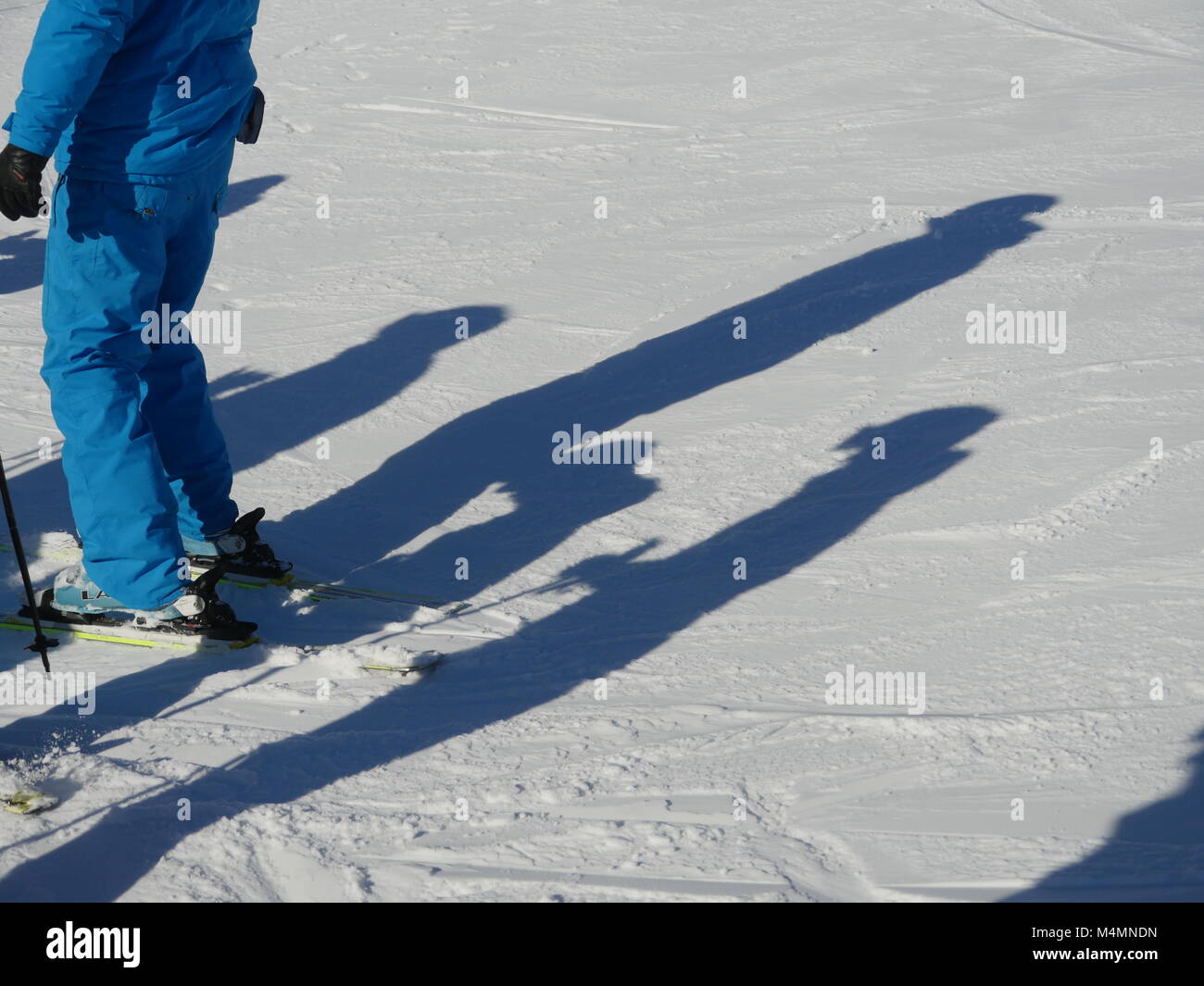Gli sciatori ombre sulla neve Foto Stock