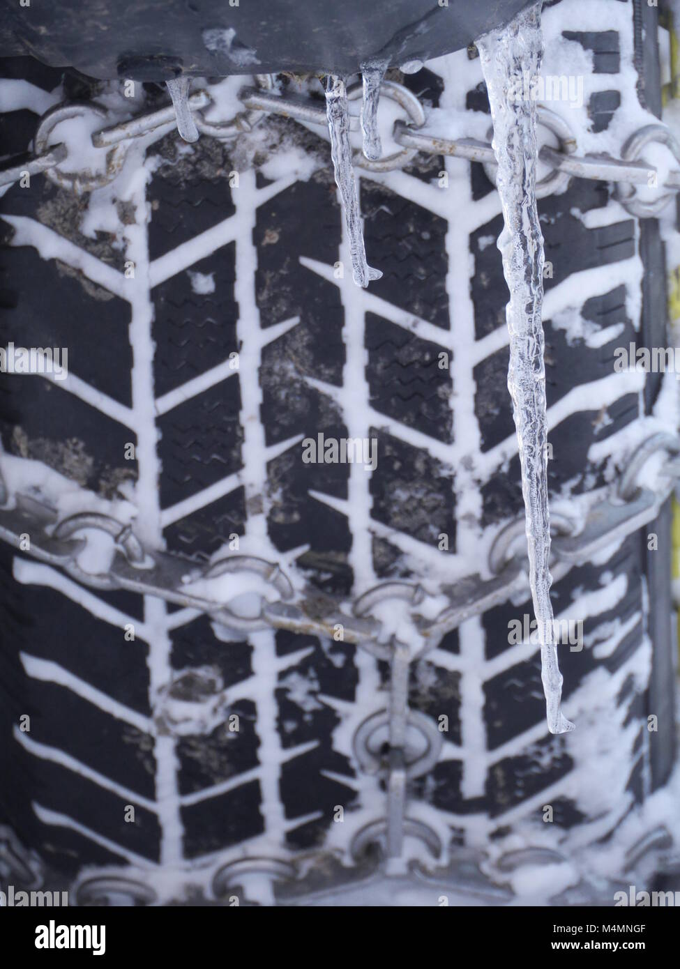 Close-up di pneumatici vettura a fissare con catena Foto Stock