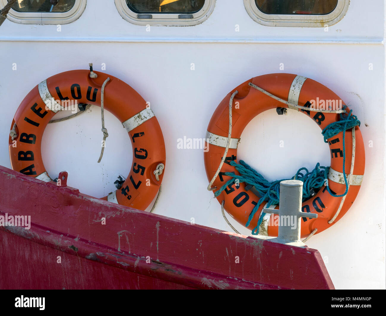 LEIGH-ON-SEA, ESSEX, Regno Unito - 16 FEBBRAIO 2018: Cinture di salvataggio su un pescatore Trawler a Old Leigh Foto Stock