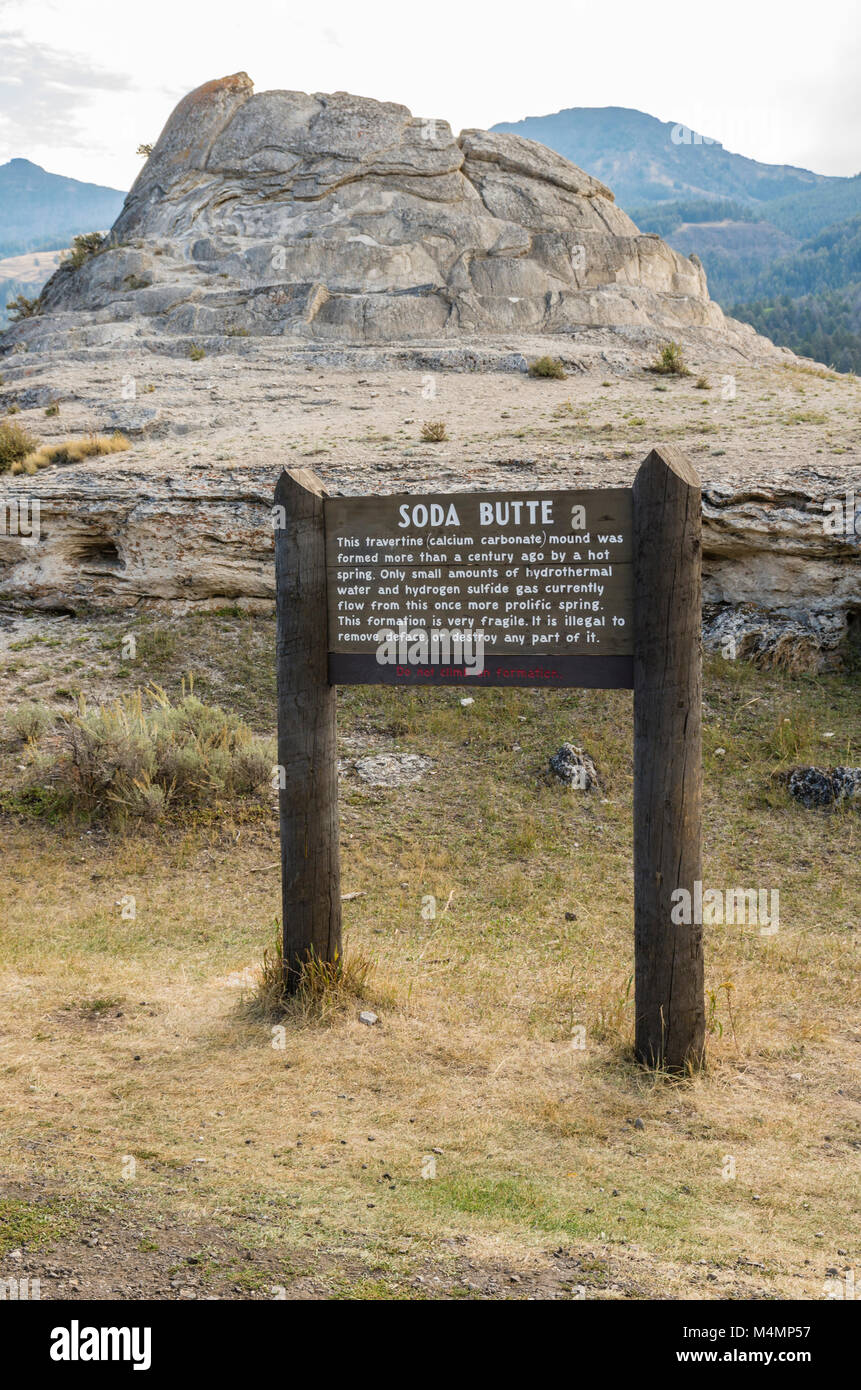 Soda Butte è stata formata da depositi di travertino a sinistra da una primavera calda. Parco Nazionale di Yellowstone, Wyoming. Foto Stock