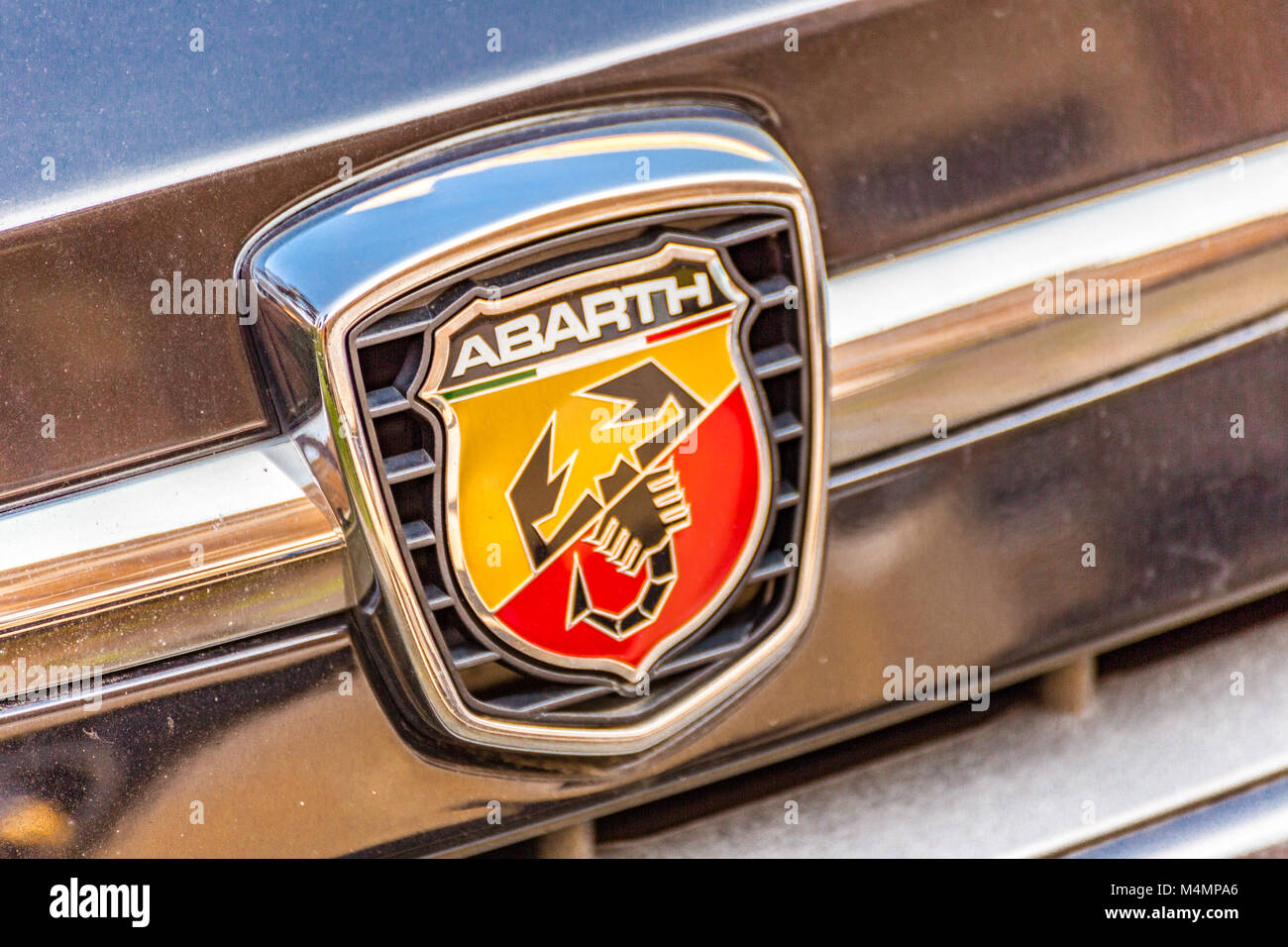 RAVENNA, Italia - 14 febbraio 2018: sporcizia copre il logo di un'auto. Marchio Abarth ha offerto alcuni dei più fiato visualizza a 2018 Retromobi Foto Stock