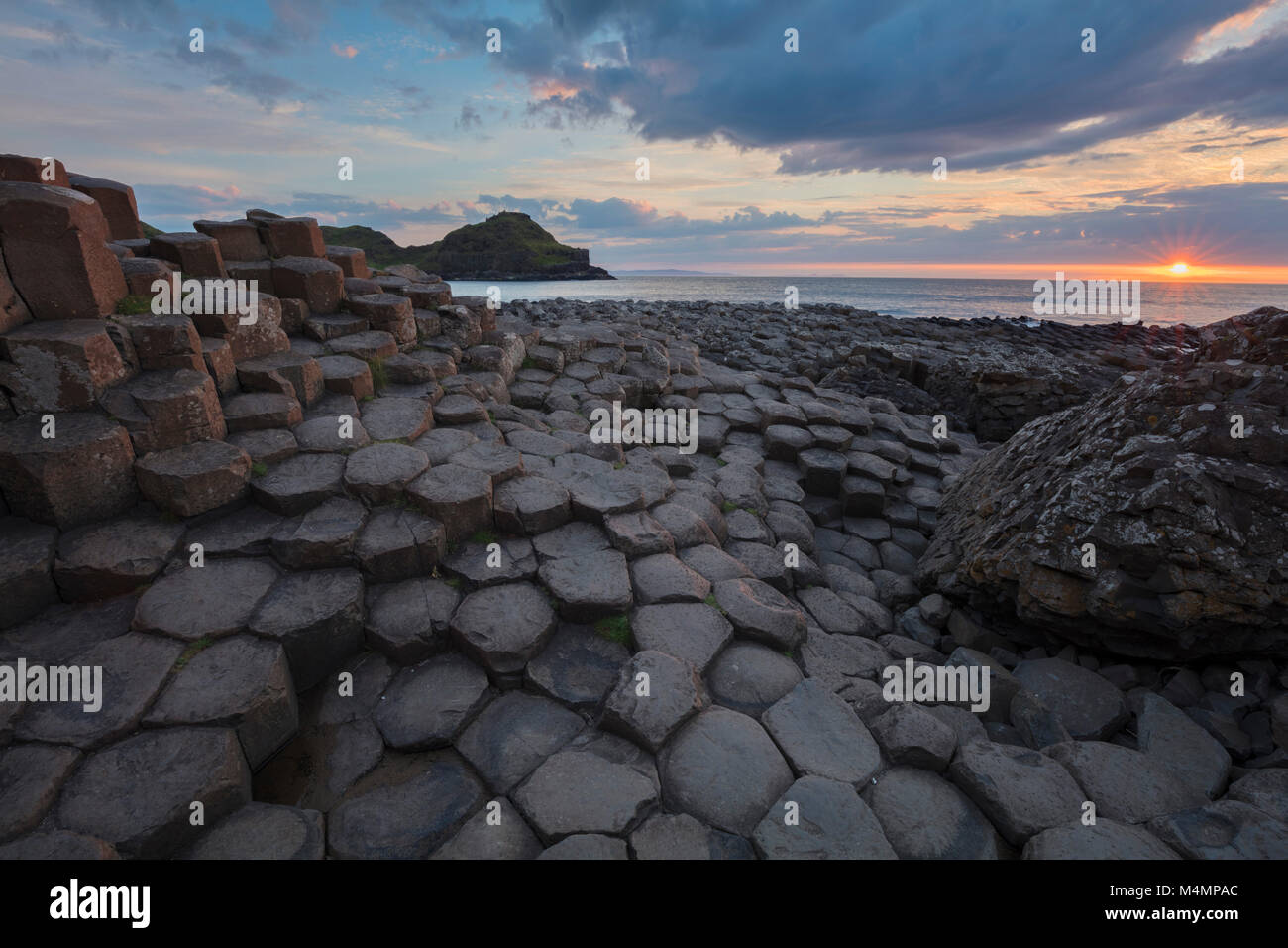 Tramonto al Giant's Causeway, paese di Antrim, Irlanda del Nord. Foto Stock