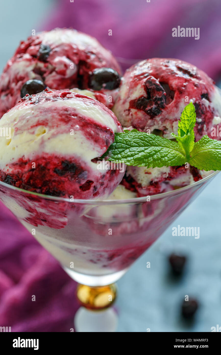 In casa di gelato alla vaniglia con il ribes nero. Foto Stock