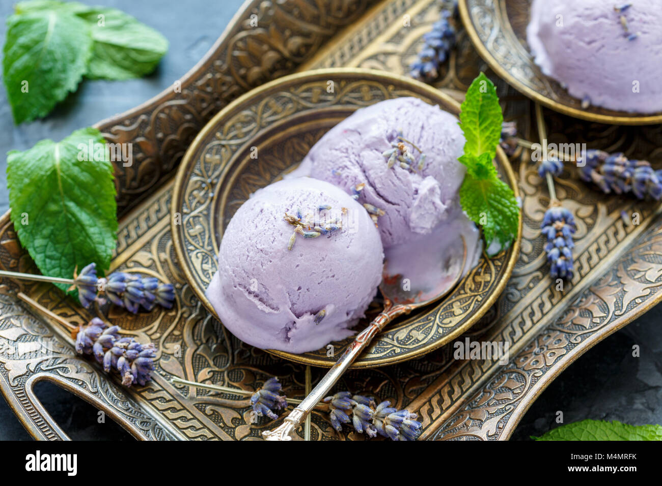 Lavanda deliziosi gelati su una piastra di metallo. Foto Stock