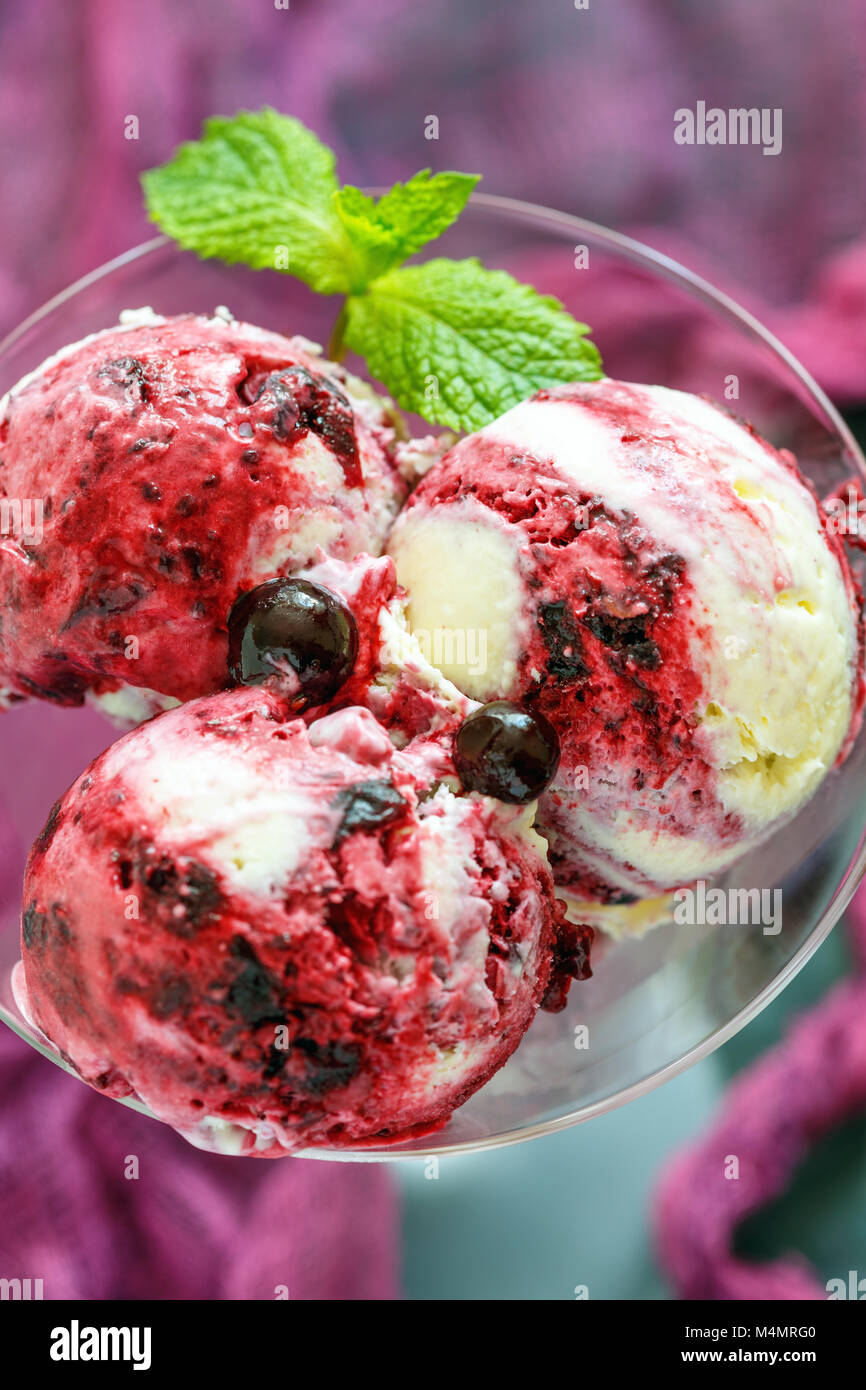Gelato alla vaniglia con il ribes nero. Foto Stock