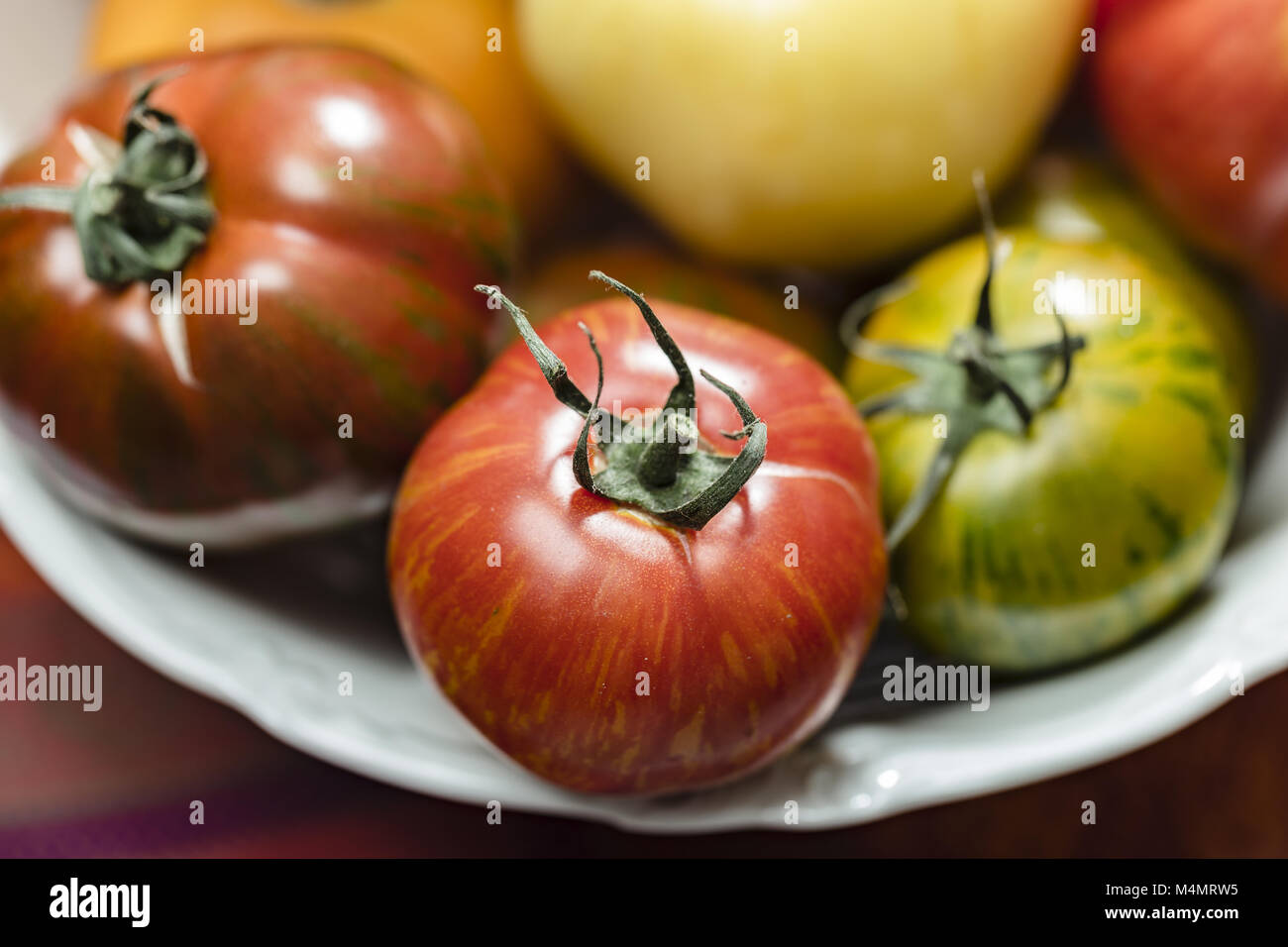 Cimelio di pomodori in una ciotola bianco Foto Stock