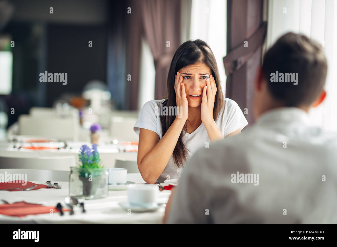 Scioccato donna incredula manipolazione bad news.sottolineato femmina di pianto di sentir parlare di problemi finanziari.fallimento.perdere proprietà.problemi di relazione Foto Stock