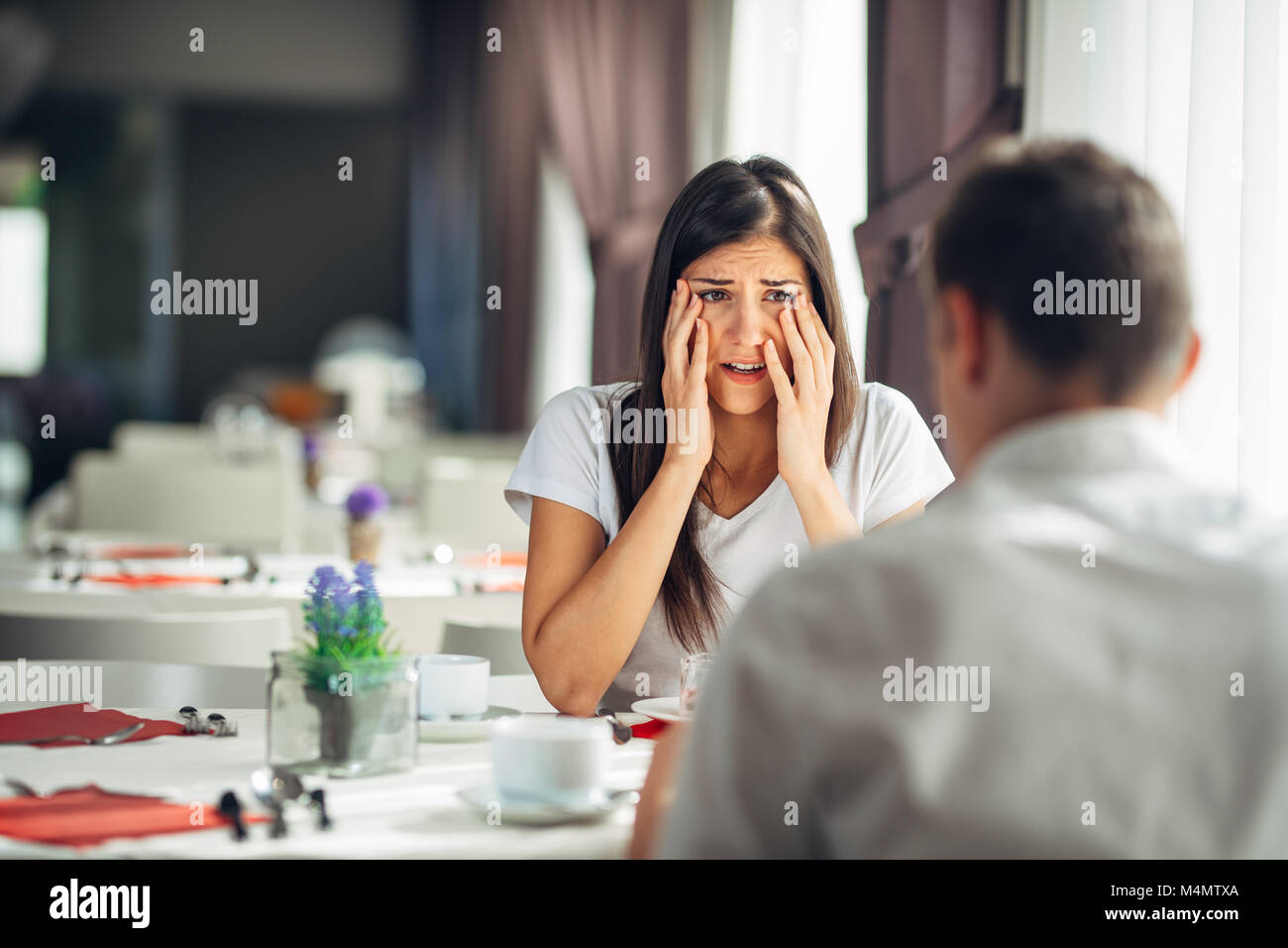 Scioccato donna manipolazione di cattive notizie,non credere evento negativo.ha sottolineato il pianto femmina presentando problemi di relazione.scandalo,affare di famiglia.Il divorzio,break u Foto Stock
