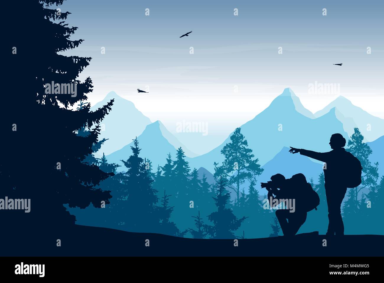 Illustrazione Vettoriale del paesaggio di montagna con foreste e due turisti con fotocamera, sotto il cielo blu con nuvole e uccelli in volo Illustrazione Vettoriale