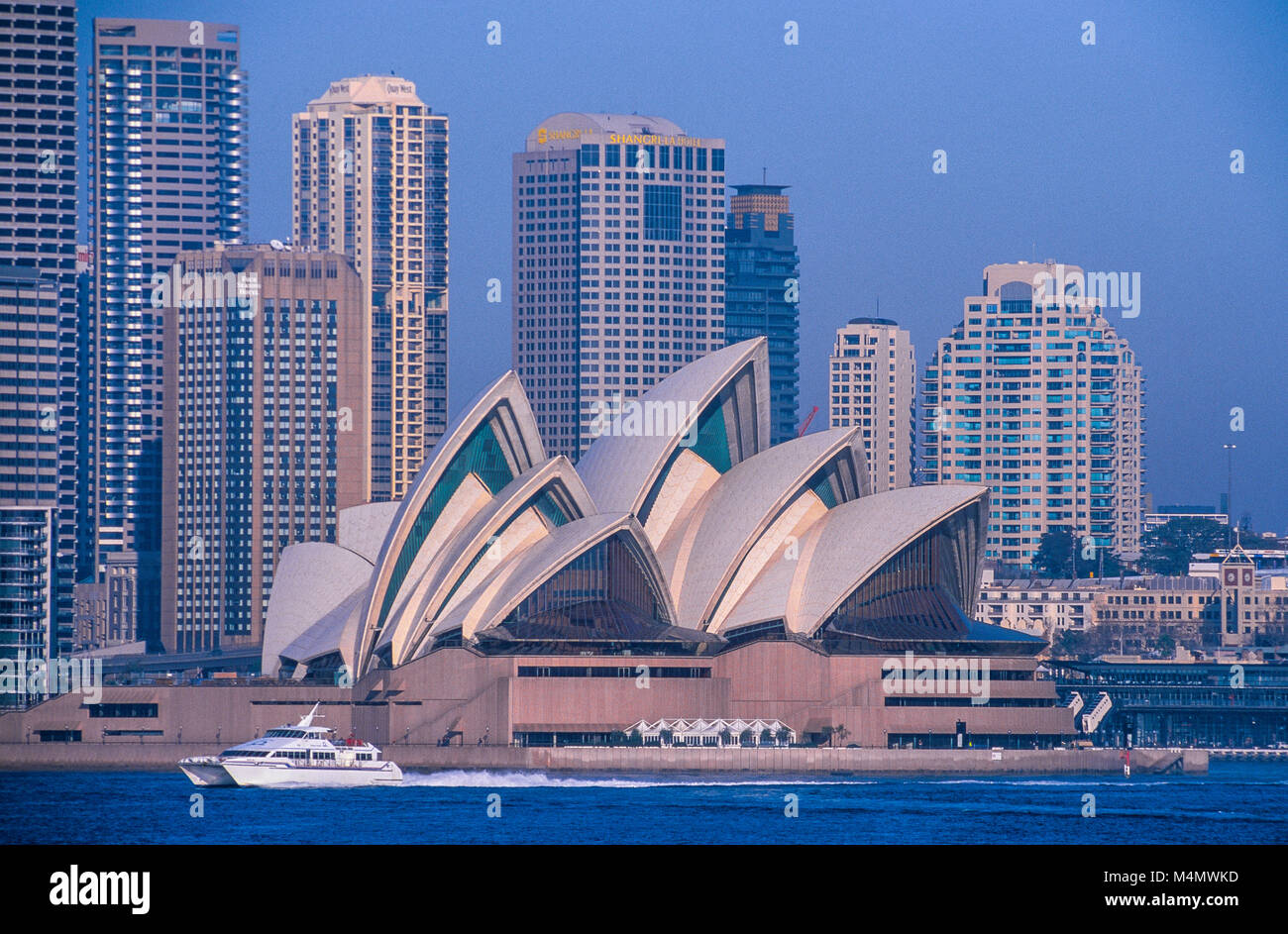 Sydney Opera House è situato a Bennelong Point sulle sponde del porto di Sydney in Australia. Fu progettato dall'architetto danese Jorn Utzon. Foto Stock