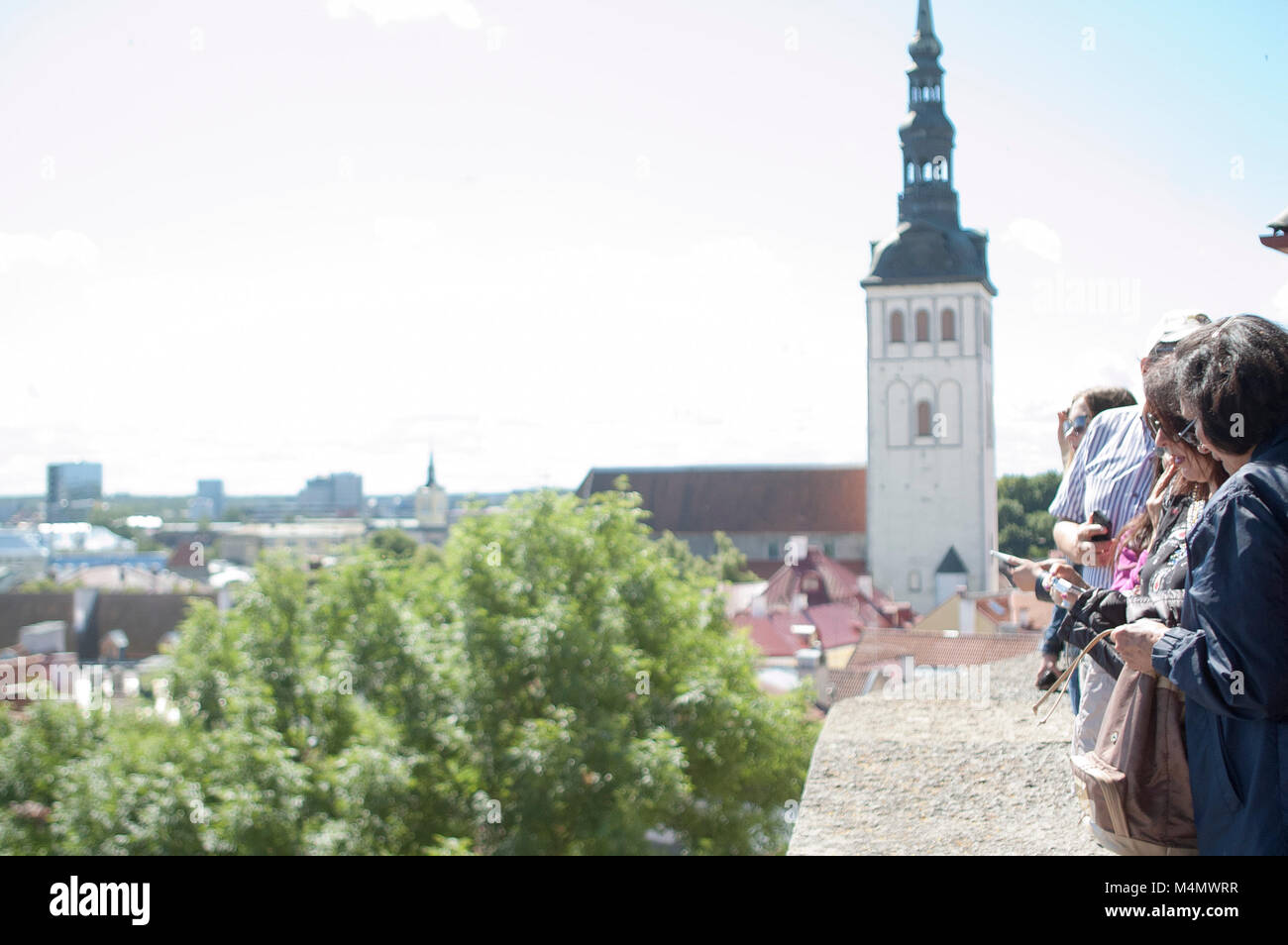 I turisti a scenic si affacciano su Tallinn Estonia Foto Stock
