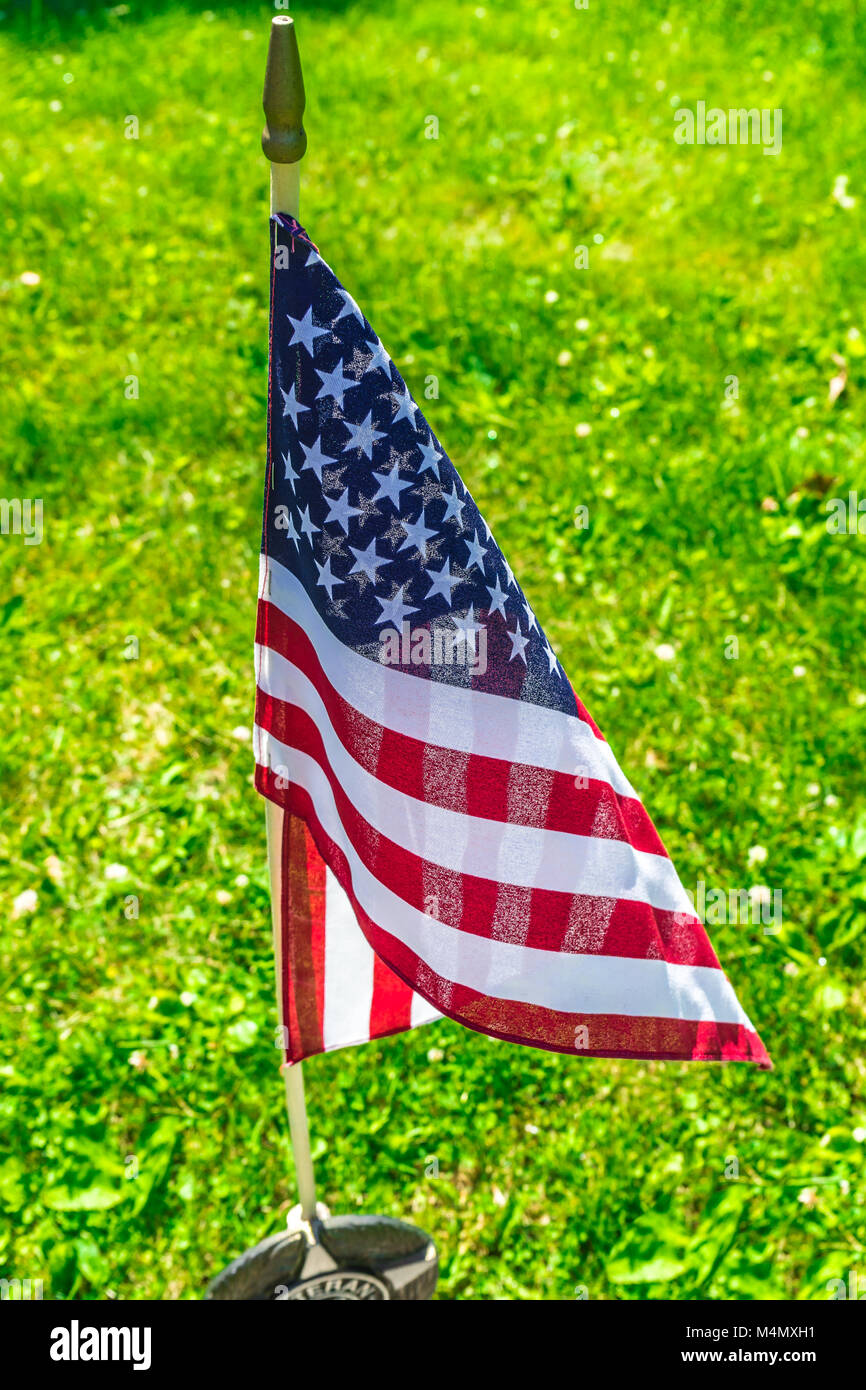 Veterano memorial bandiera sul veterano del Vietnam grave Foto Stock